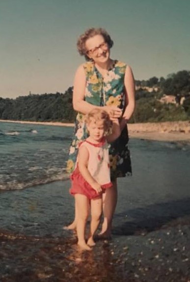 Bestemor and me on beach (2)